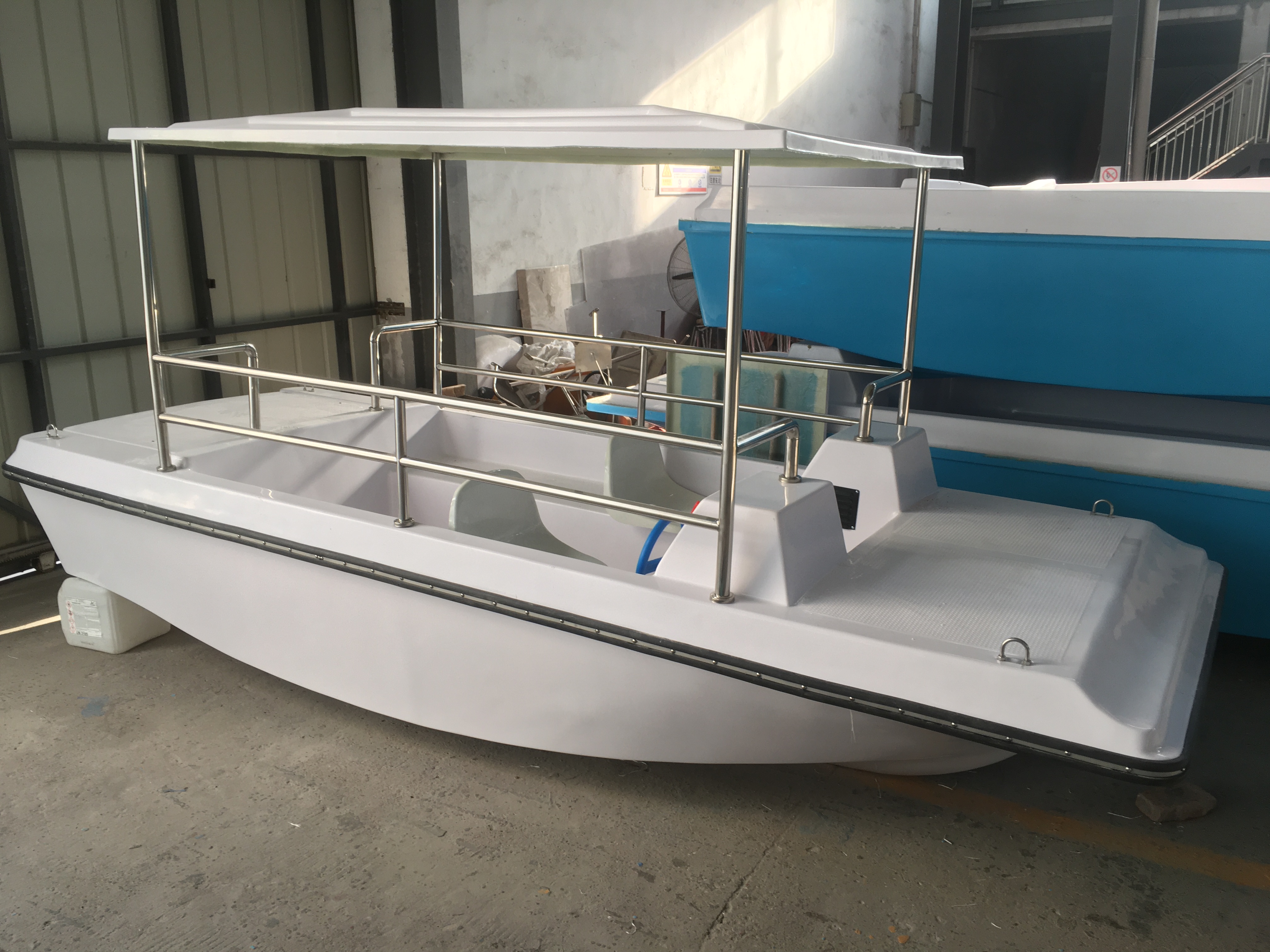 6人自排水電動船